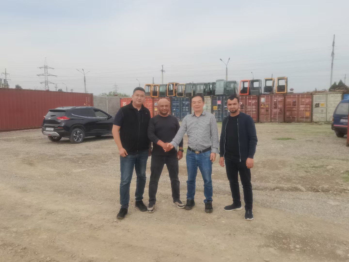 吉爾吉斯斯坦拿50畝地建中偉的專賣店和配件倉 在建的現場施工地.jpg